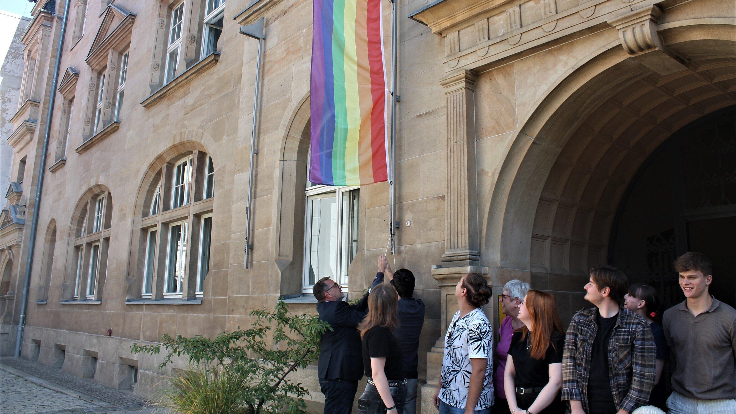 Regenbogenflagge vor dem Rathaus. © Stadt Gera / Miriam Vinzelberg