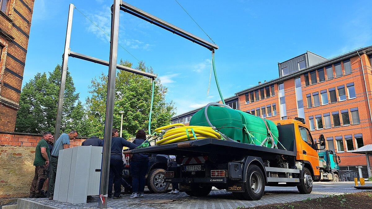 Zwei Bewässerungsfahrzeuge, die gerade über eine Pumpe an der Zisterne befüllt werden. © Stadt Gera