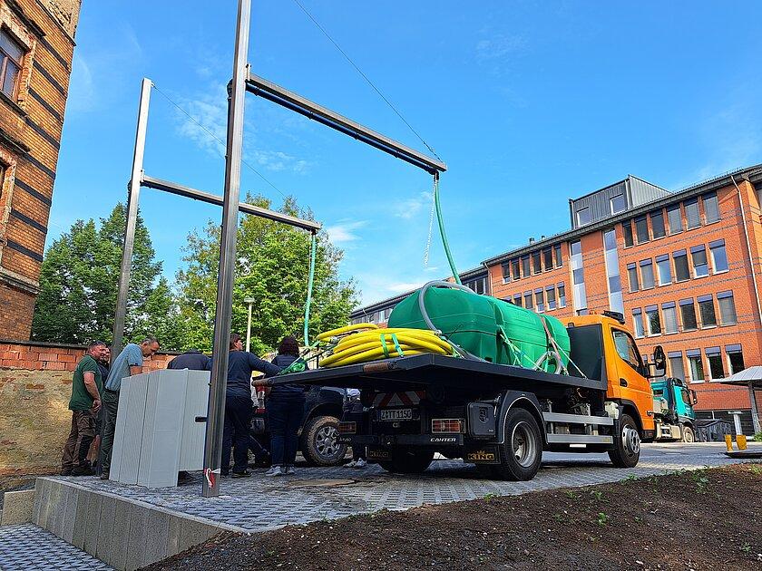 Zwei Bewässerungsfahrzeuge, die gerade über eine Pumpe an der Zisterne befüllt werden. © Stadt Gera