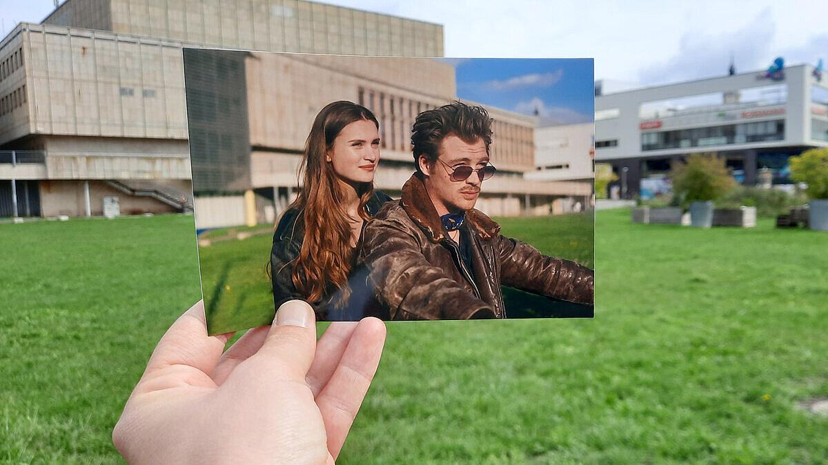 Foto zeigt Filmszene, im Hintergrund ist der Originalschauplatz KuK zu sehen. . © Mitteldeutsche Medienförderung GmbH