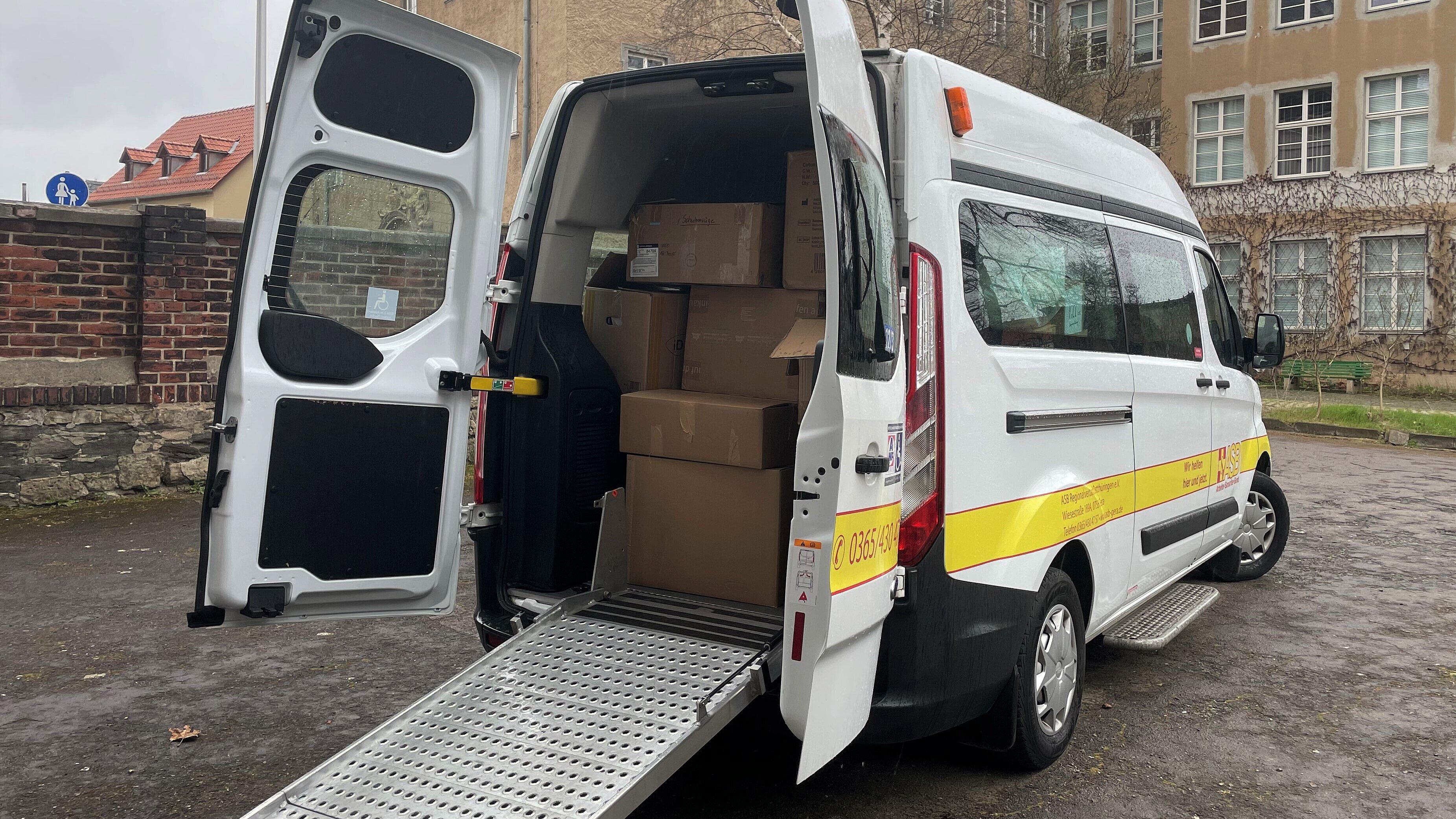 Die Sachspenden für den Hilfstransport werden geladen.