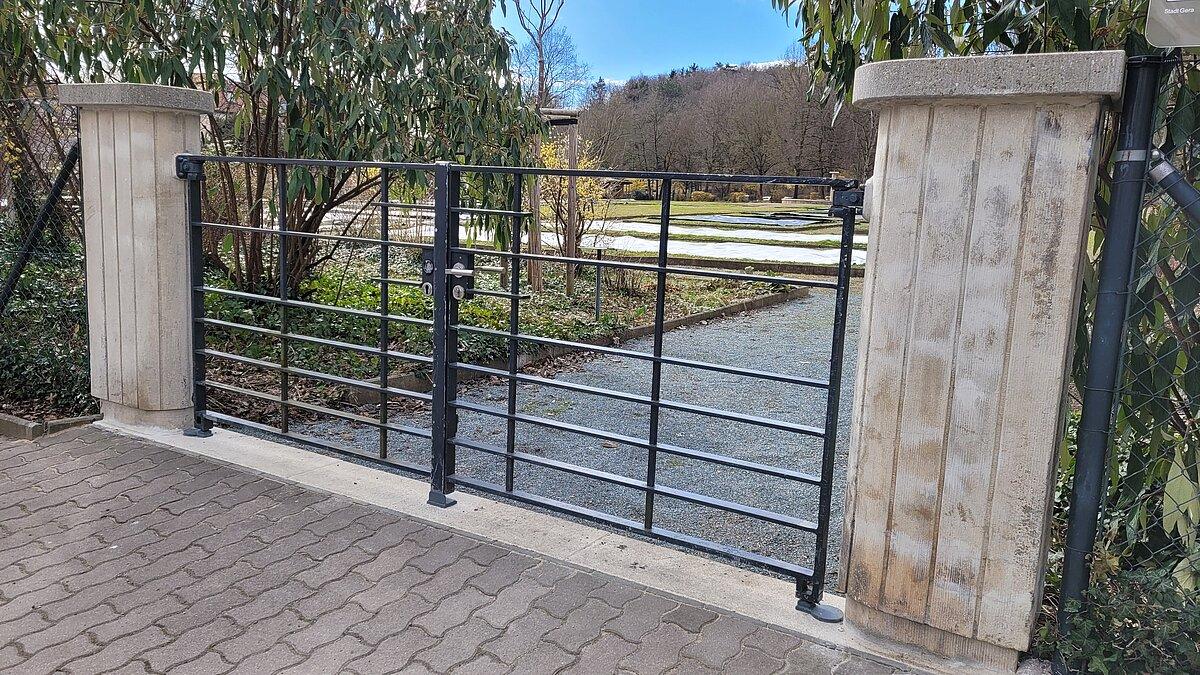 Ein Tor, dass zum Dahliengarten führt. © Stadt Gera