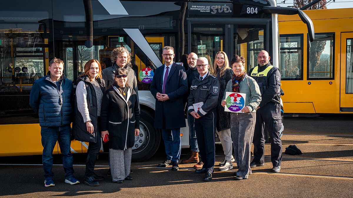 Thüringens Bildungsminister Christian Tischner (Mitte) mit Vertreterinnen und Vertretern der Initiative SafePoint auf dem Betriebshof der GVB.. © GVB