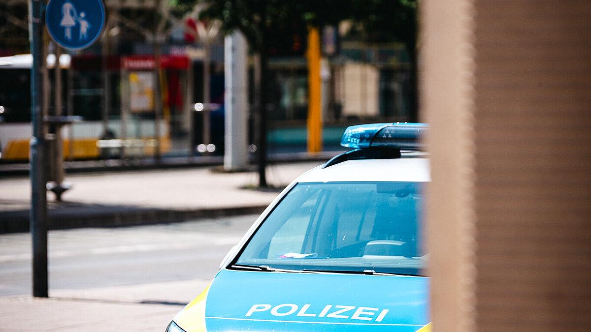 ein geparktes Polizeiauto  .