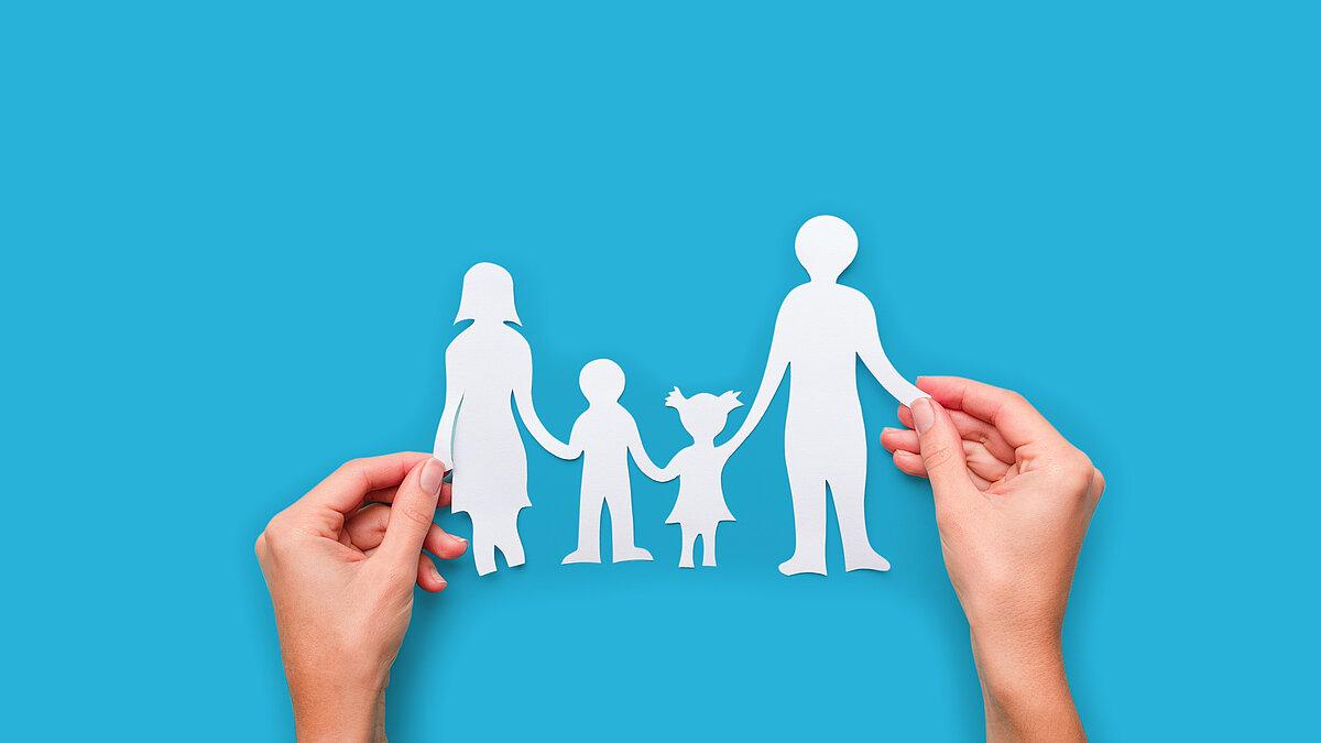 eine Familie ausgeschnitten aus Papier. © Ruslan Ivantsov - stock.adobe.com