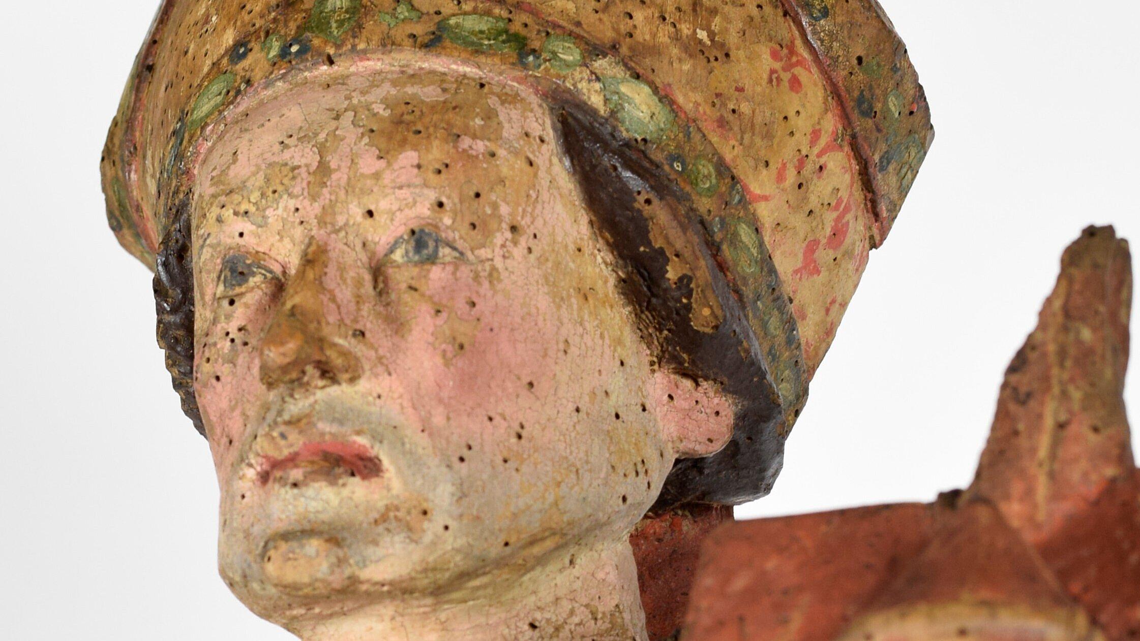 Heiliger Wolfgang, um 1450/60 Die Skulptur stammt aus der gotischen Wolfgangskapelle neben der Trinitatiskirche. Die Kapelle wurde 1841/42 abgerissen und die Heiligenfigur von Mitgliedern des Altertumsforschenden Vereins geborgen.. © Museum Reichenfels