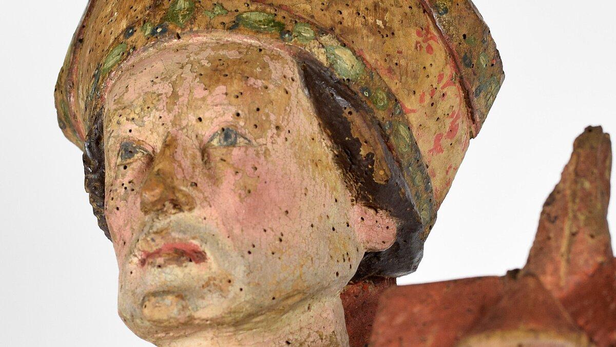 Heiliger Wolfgang, um 1450/60 Die Skulptur stammt aus der gotischen Wolfgangskapelle neben der Trinitatiskirche. Die Kapelle wurde 1841/42 abgerissen und die Heiligenfigur von Mitgliedern des Altertumsforschenden Vereins geborgen.. © Museum Reichenfels