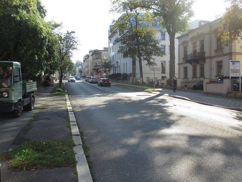 Eine Straße mit parkenden Autos am Seitenrand. © Stadt Gera