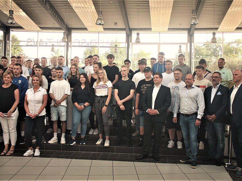 Die neuen Auszubilden von Auto Scholz AVS mit den Mitarbeitern und Julian Vonarb. © Stadt Gera