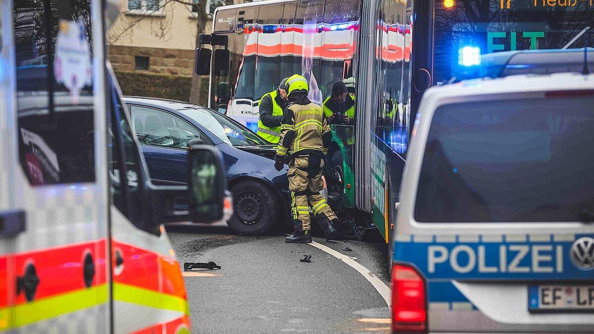Zusammenstoß zwischen einem Auto und einem Bus. © Amt für Brand- und Katastrophenschutz