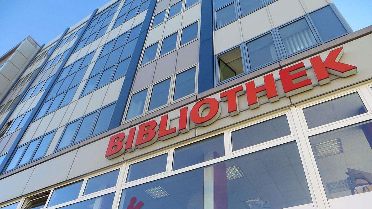 Nahaufnahme des Schriftzuges an der Stadt- und Regionalbibliothek. © Stadt Gera