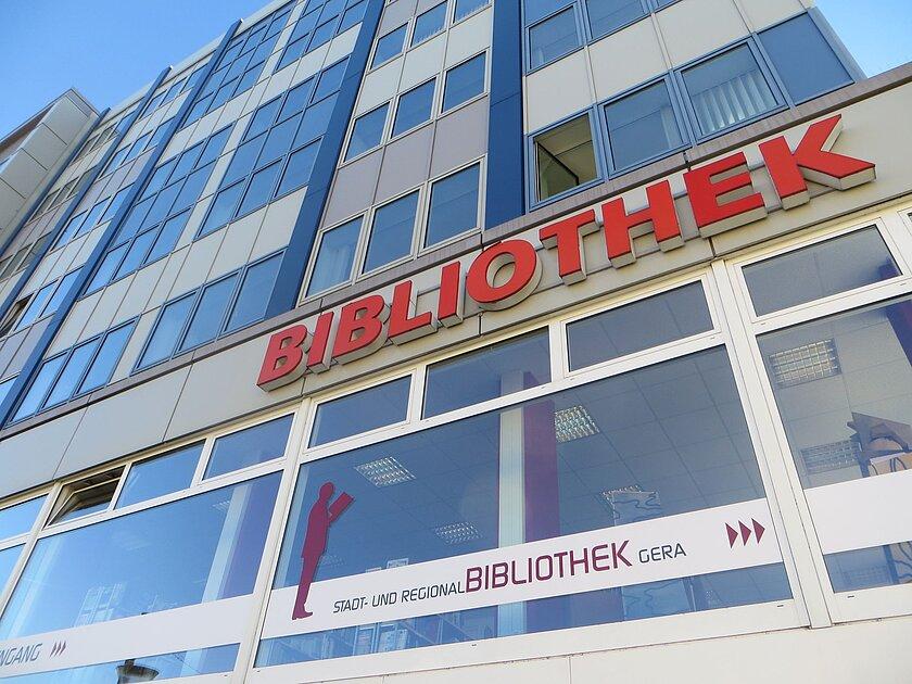 Nahaufnahme des Schriftzuges an der Stadt- und Regionalbibliothek. © Stadt Gera