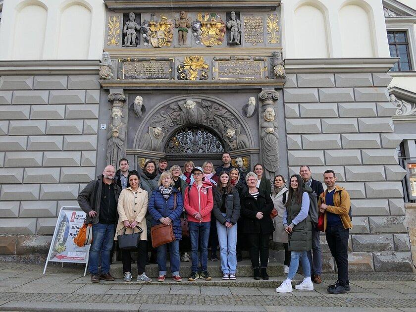 Gruppenfoto vor dem Rathausturm. © Stadt Gera