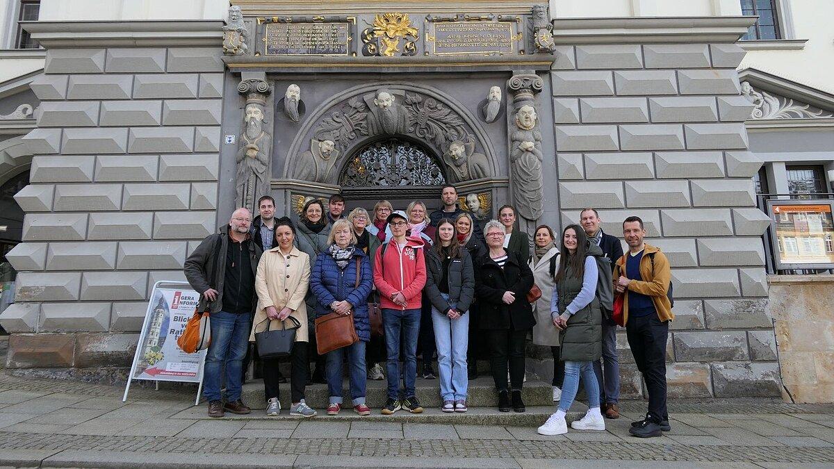 Gruppenfoto vor dem Rathausturm. © Stadt Gera