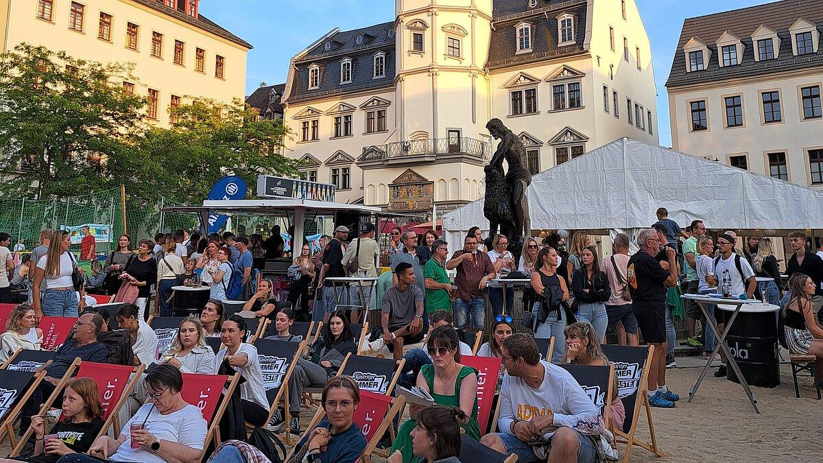 Viele Menschen in Liegestühlen auf dem Marktplatz, die Open Air einen Film kucken wollen. © Stadt Gera