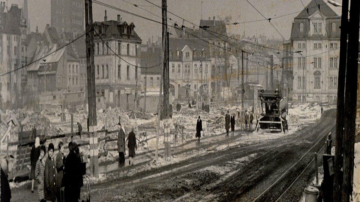 Beräumung der nördlichen Seite der Heinrichstraße (damals Straße der Republik) für den Bau des Interhotels, Winter 1963