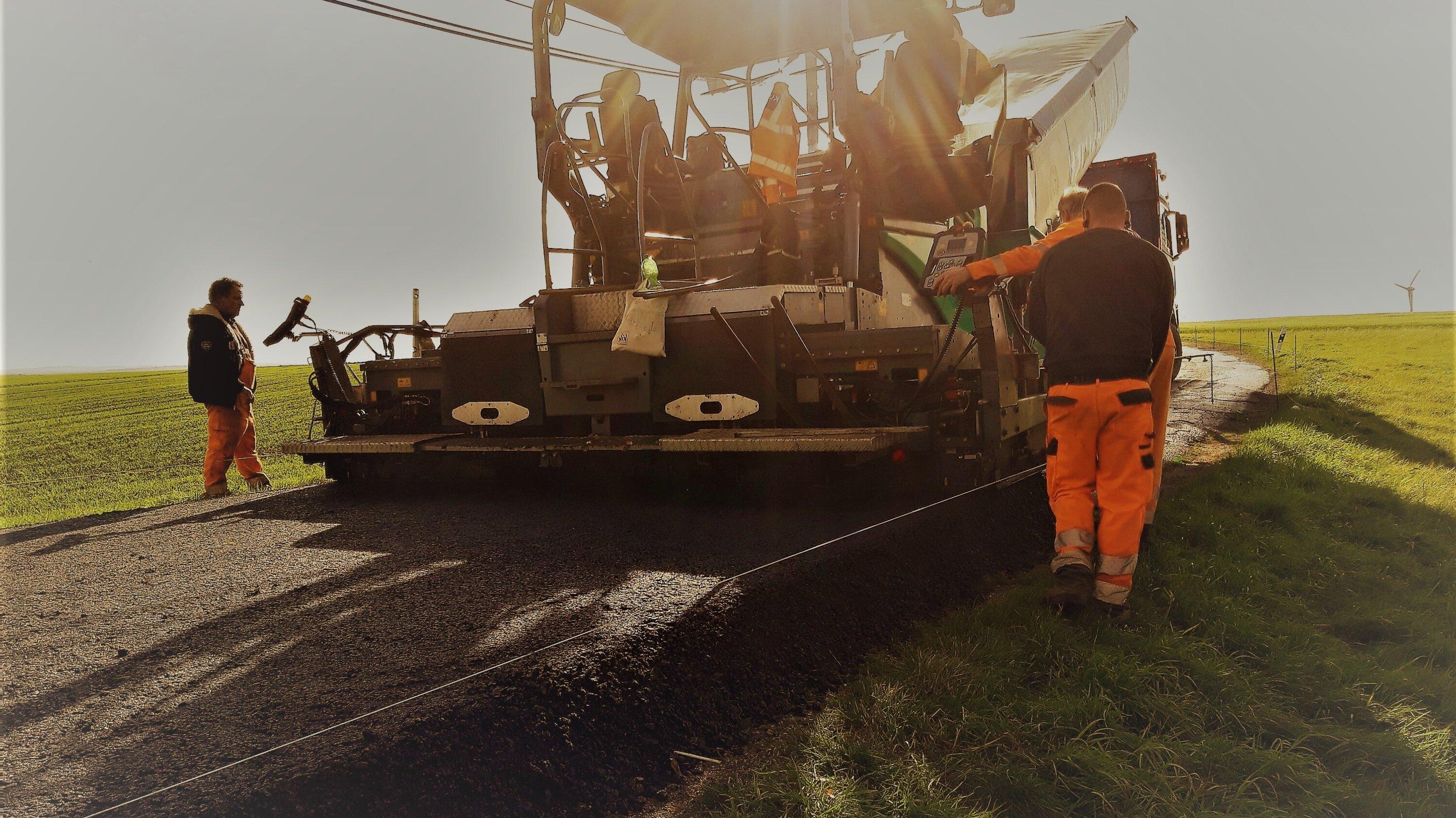 Straße wird geteert . © Stadt Gera
