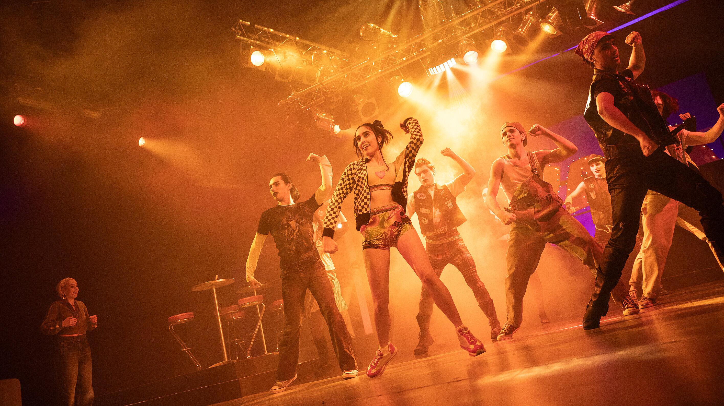 Eine Gruppe junger Tänzer während einer Aufführung auf einer Bühne. © Theater Altenburg