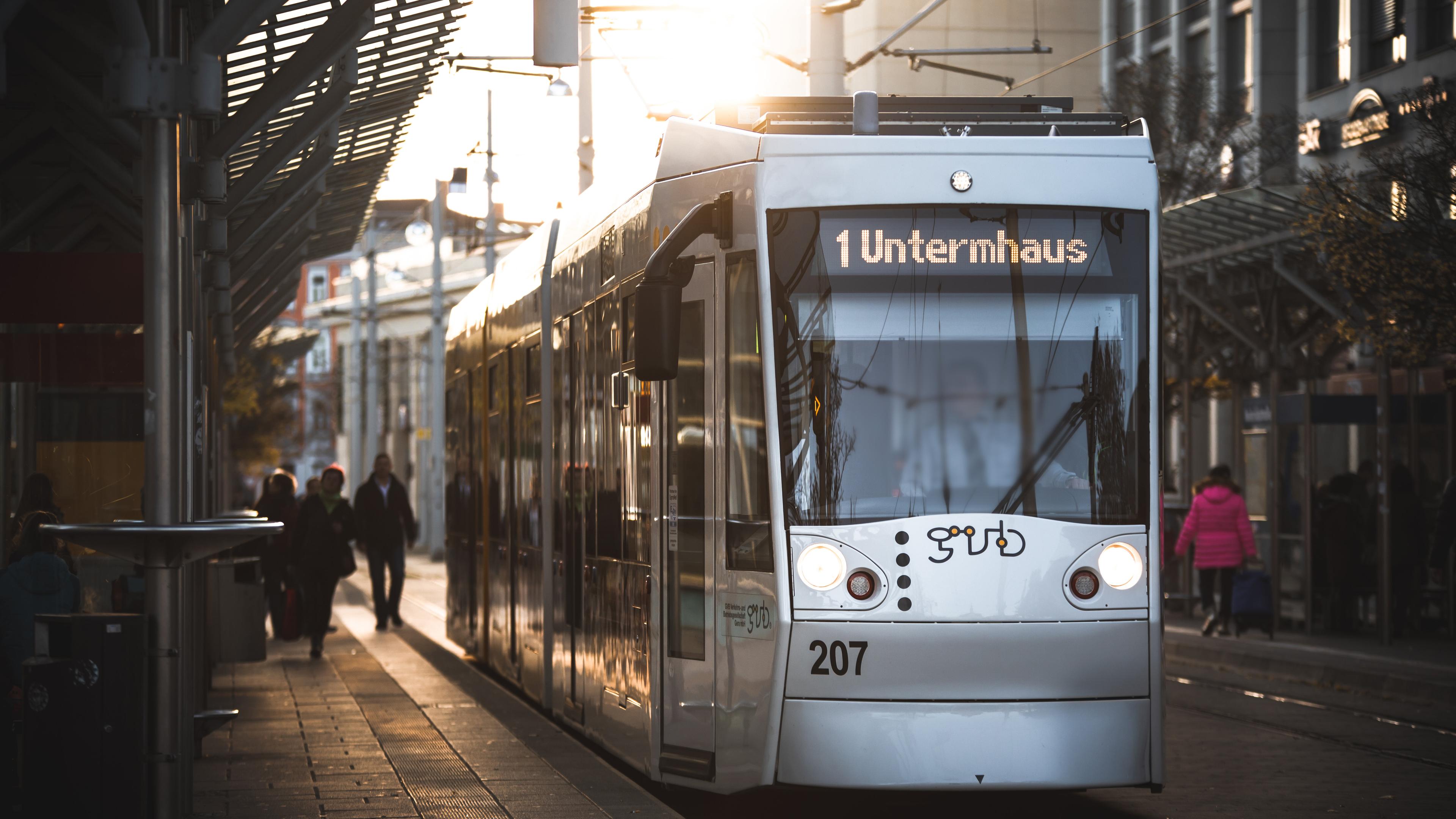 Straßenbahn in der Heinrichstraße.