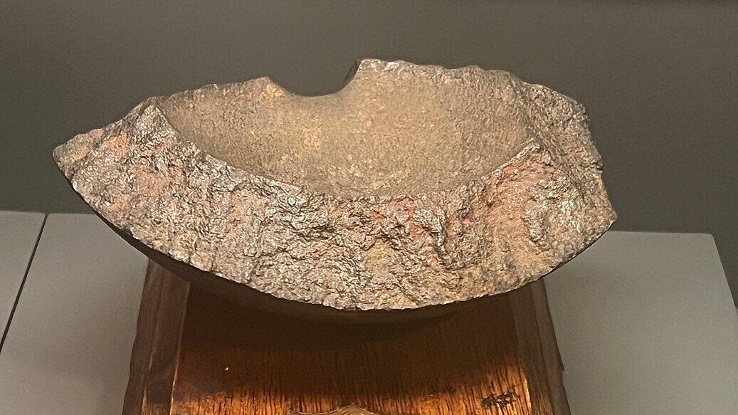 halbförmiges Stück auf einem Sockel. © Stadt Gera