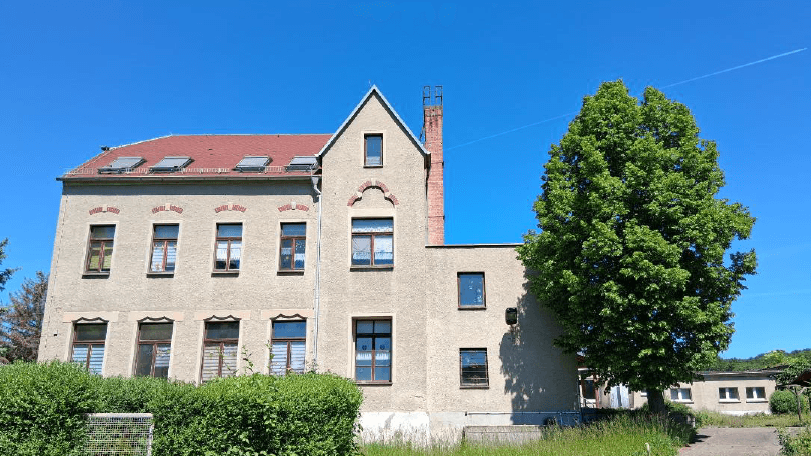 Vorderansicht Kirchplatz 8 in Roschütz. © SV Gera