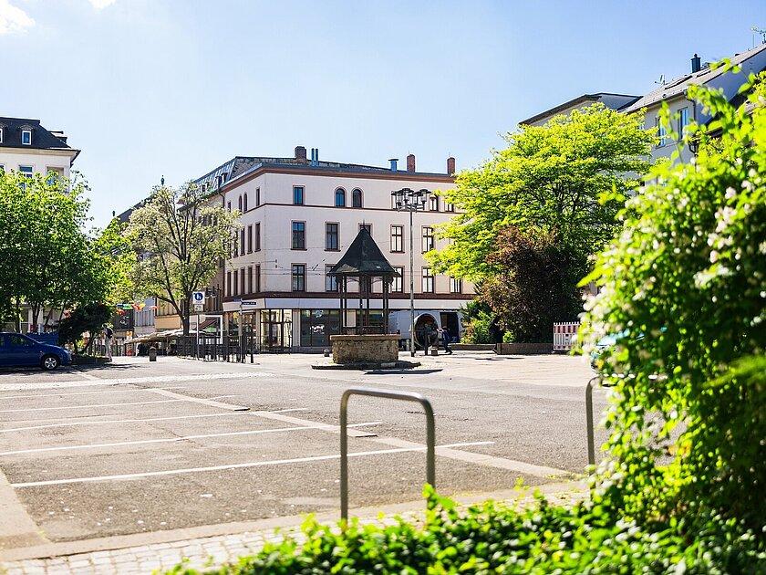 Der Blick auf einen Platz in der Zschochern Straße.. © bw.pictures