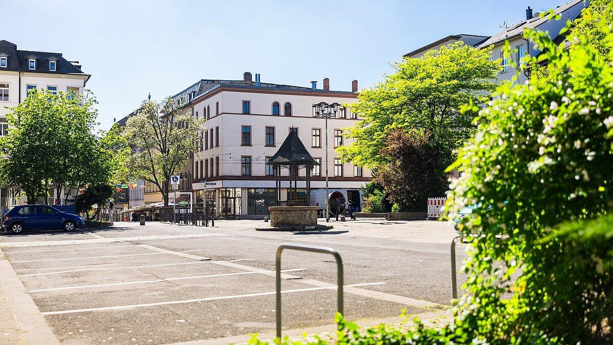 Der Blick auf einen Platz in der Zschochern Straße.. © bw.pictures