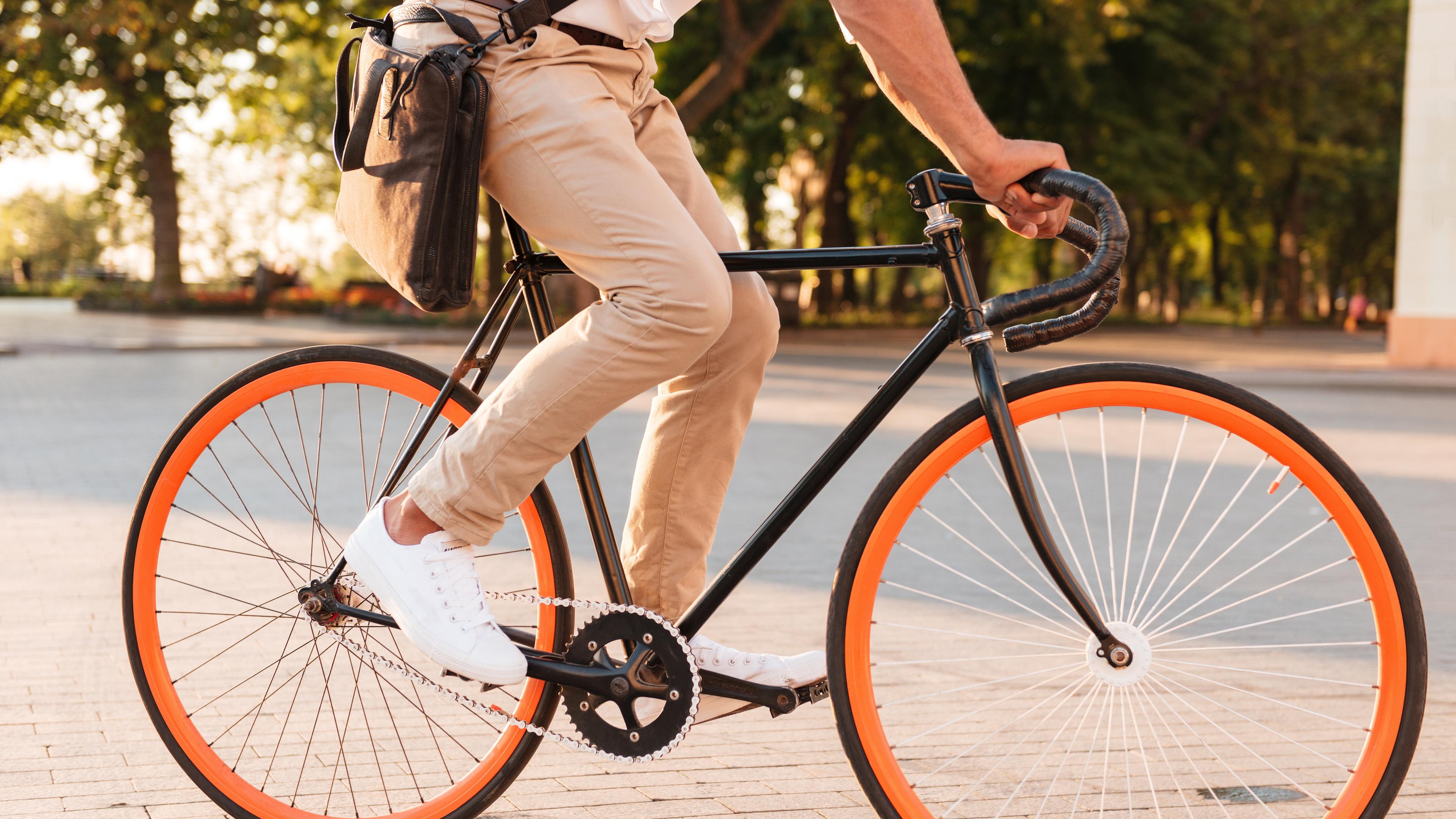 Mann fährt Fahrrad. © Drobot Dean - stock.adobe.com