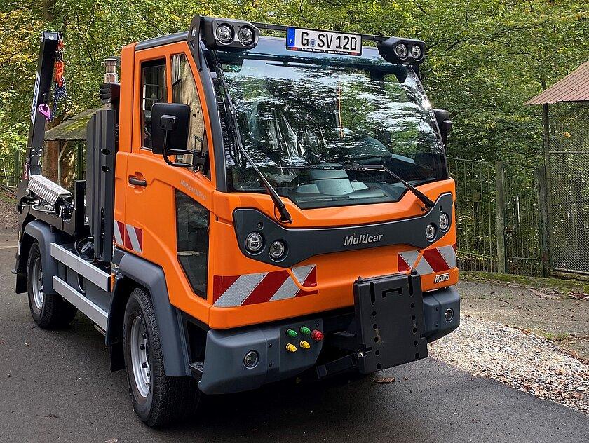 Ein Multicar-Fahrzeug auf einem Weg im Tierpark. © Stadt Gera