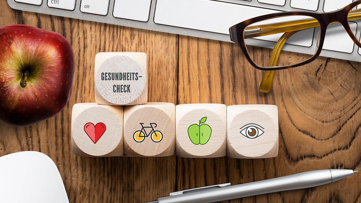 Hölzerne Würfel mit Symbolen der Gesundheit darauf. © stock.adobe.com