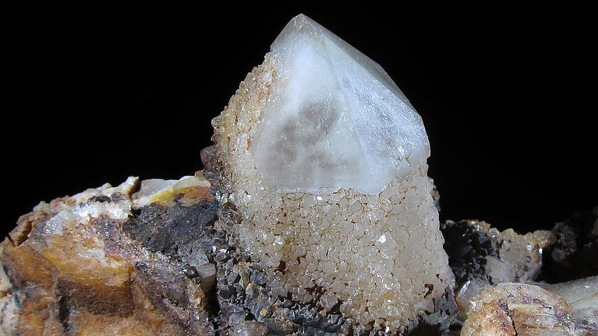 Spitzer Quarz-Kristall aus dem Steinbruch Dörtendorf in Thüringen. © Stadt Gera / Museum für Naturkunde (Fotograf: Frank Hrouda)