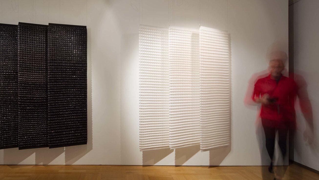 Blick in die Ausstellung "Tuchfühlung - Textilkunst und Textildesign"