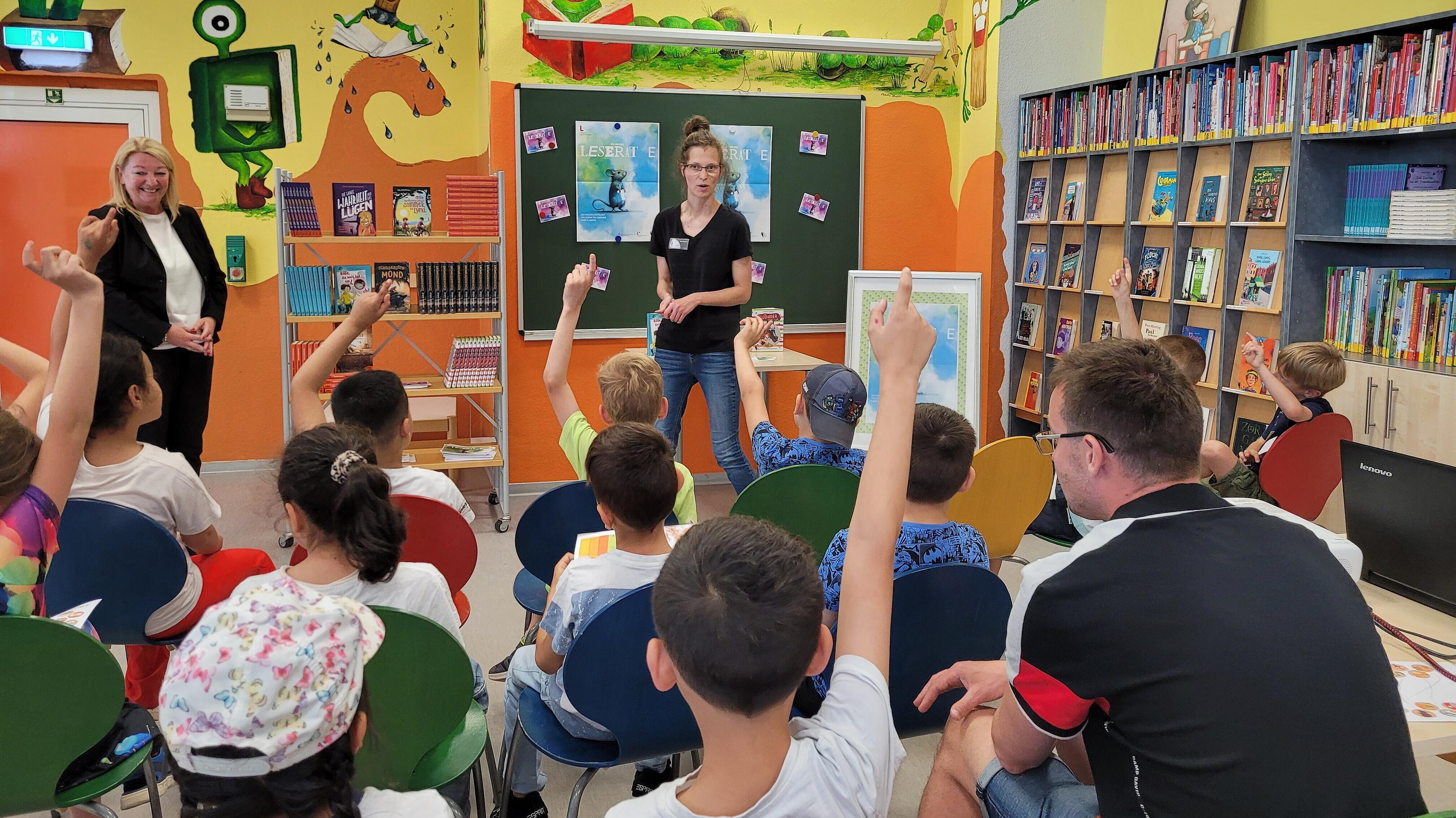 Kinder sitzen in einem Raum und melden sich. © Bibliothek / S. Hammer