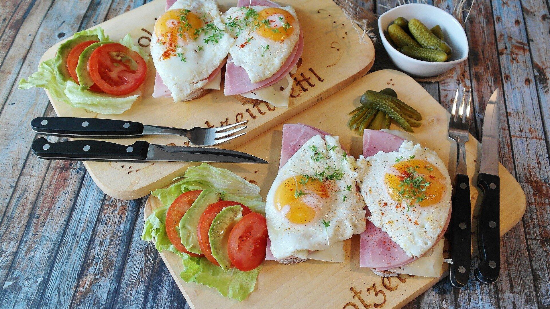 Ein deftiges Frühstück wurde auf zwei Holzbrettern zubereitet und symbolisiert, wie wichtig Hygiene beim Umgang mit Lebensmitteln ist. . © Pixabay