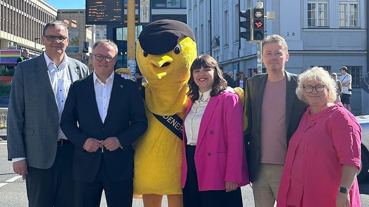Goldener Spatz mit dem Erfinderteam an der Ampel. © Stadt Gera