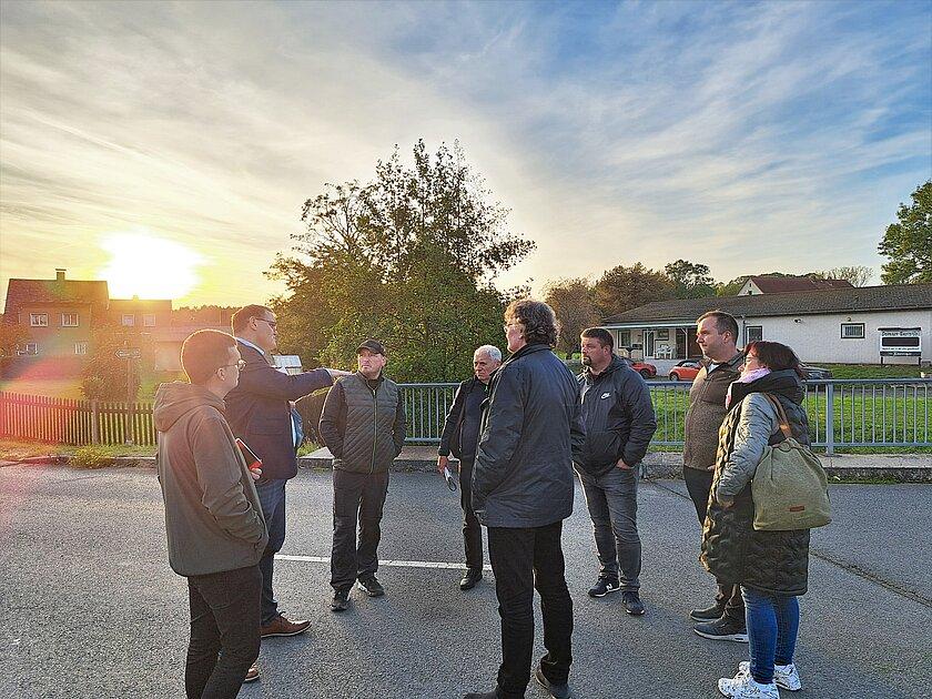 Oberbürgermeister Kurt Dannenberg im Gespräch mit Bürgern auf einer Straße. © Stadt Gera