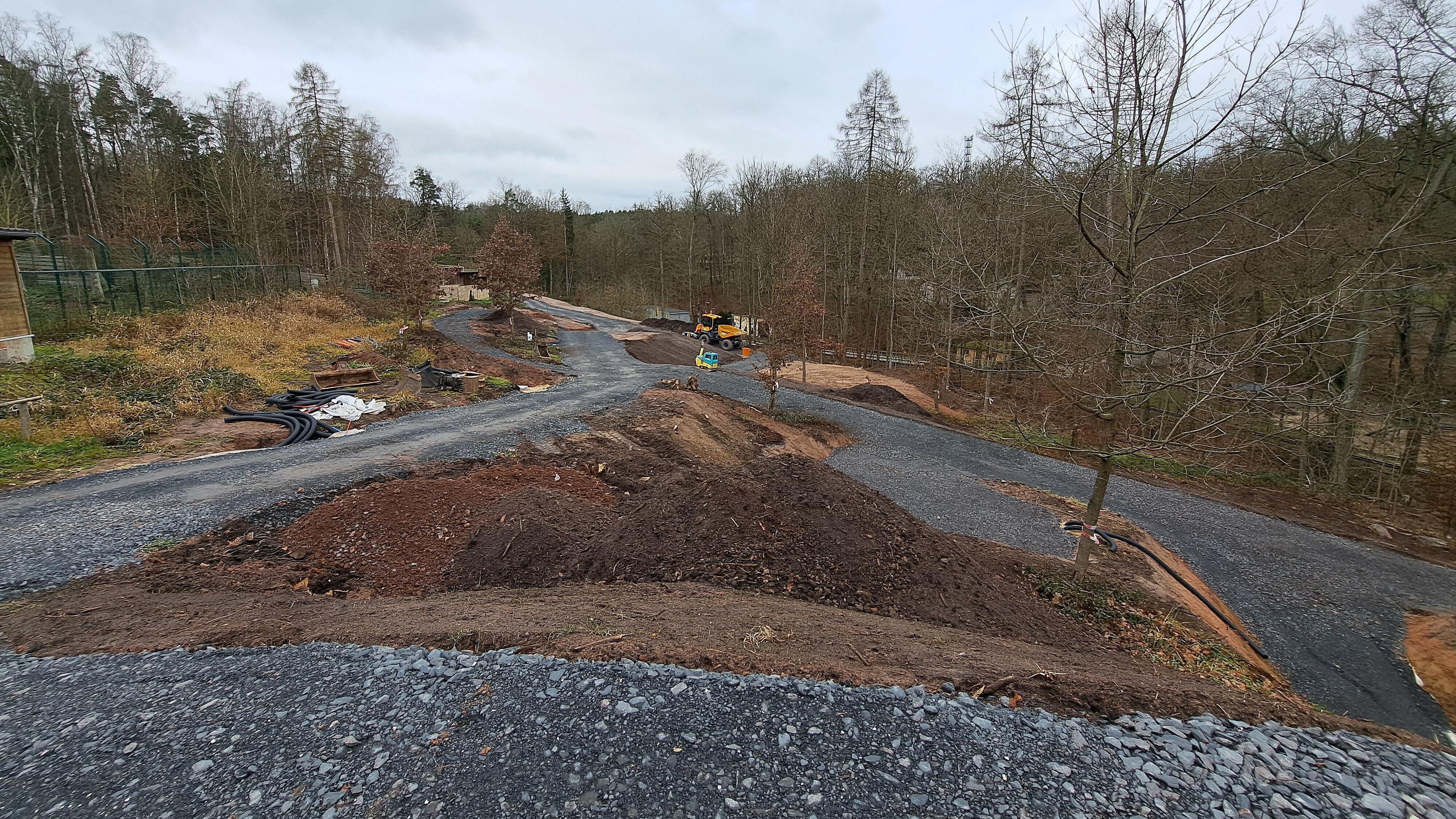Mehrere Erdhügel und Wege, die gebaut werden. © Stadt Gera