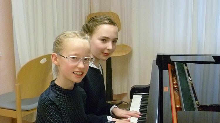 Zwei Mädchen sitzen zusammen an einem Klavier. © Stadt Gera / Sehnert; Gwosdz