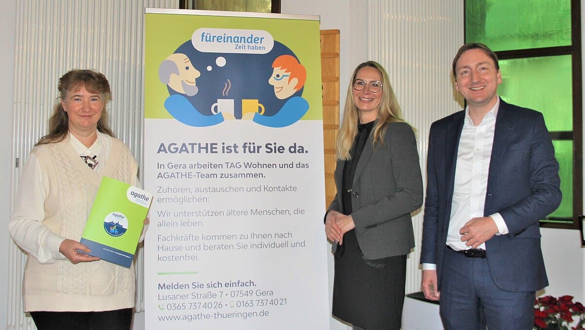 Susanne Vöcking von der OTEGAU, Sandra Wanzar, 2. Beigeordnete und Dezernentin für Jugend und Soziales und Claudius Oleszak, TAG Wohnen-Standortleiter bei der Präsentation der neuen Kooperation.. © Stadt Gera