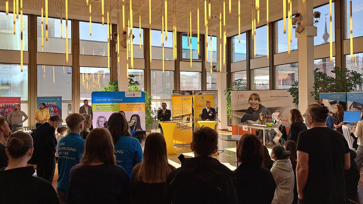 Schüler bewundern die Messestände im KUK. © Stadt Gera