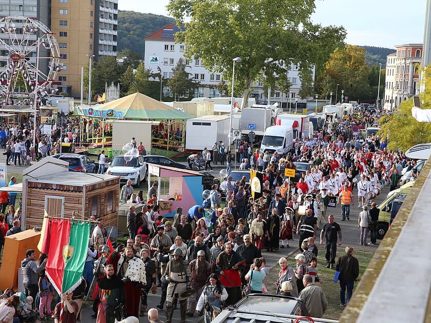 viele Menschen laufen durch die Stadt. © Stadt Gera