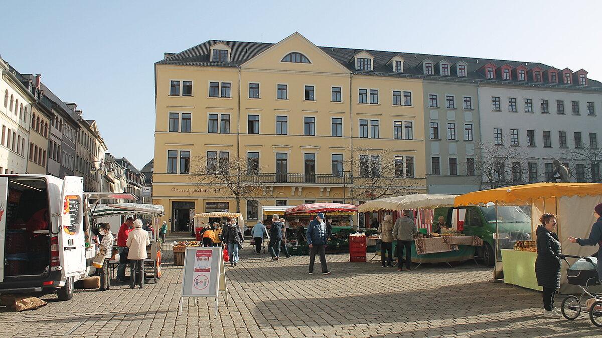 Der Wochenmarkt auf dem Marktplatz mit einigen Händlerständen
