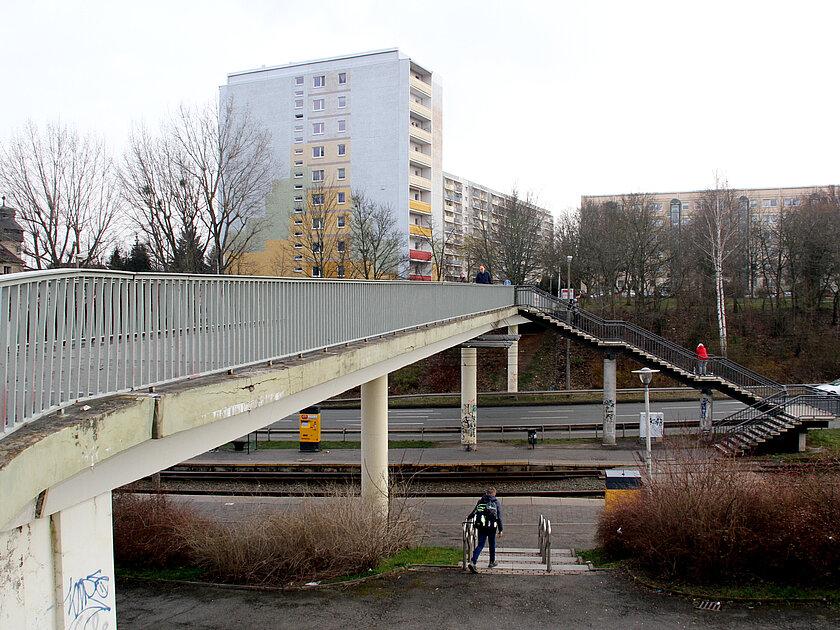 Eine Brücke, über die Fußgänger die Straßenbahnschienen und zwei Straßen queren können. © Stadt Gera