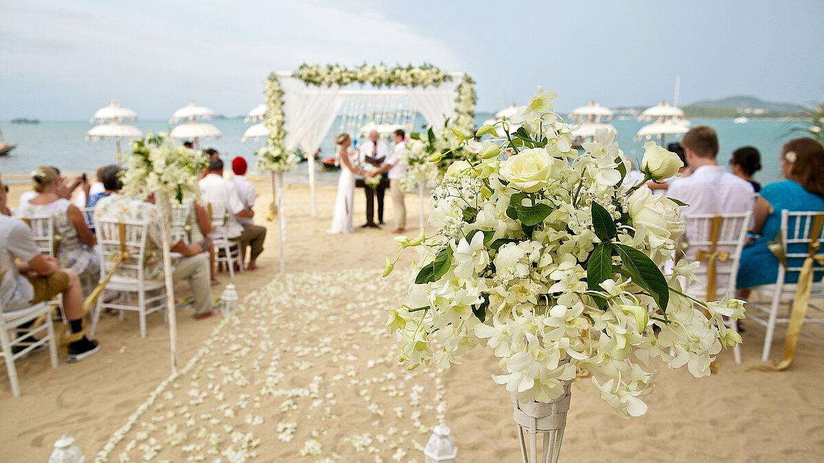Hochzeit am Strand . © stock.adobe.com