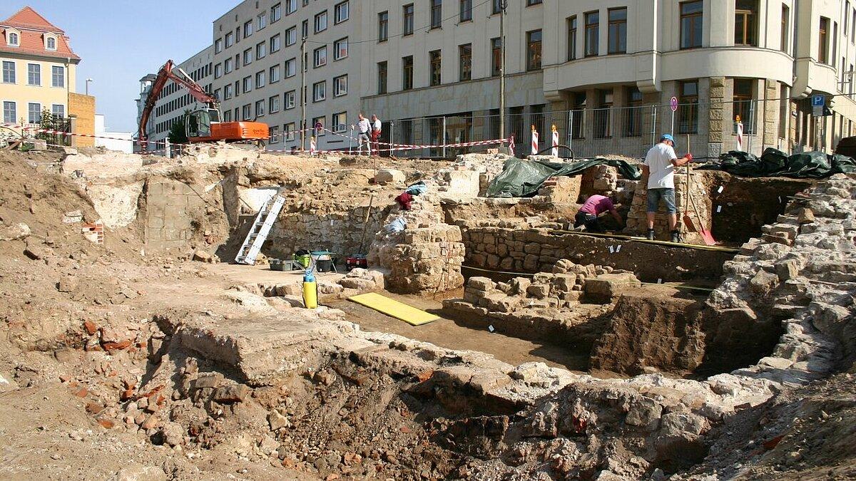Grabung des Landesamtes für Denkmalpflege und Archäologie, hier: zahlreiche Mauern des Näglerschen Hauses in der Burgstraße, die die komplizierte Baugeschichte darstellen. © TLDA Weimar