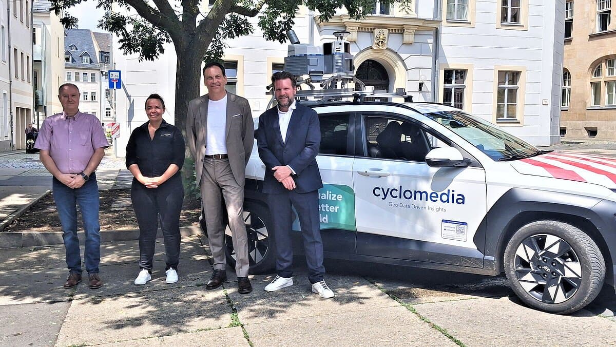 Verantwortliche vor dem Cyclomediaauto. © Stadt Gera