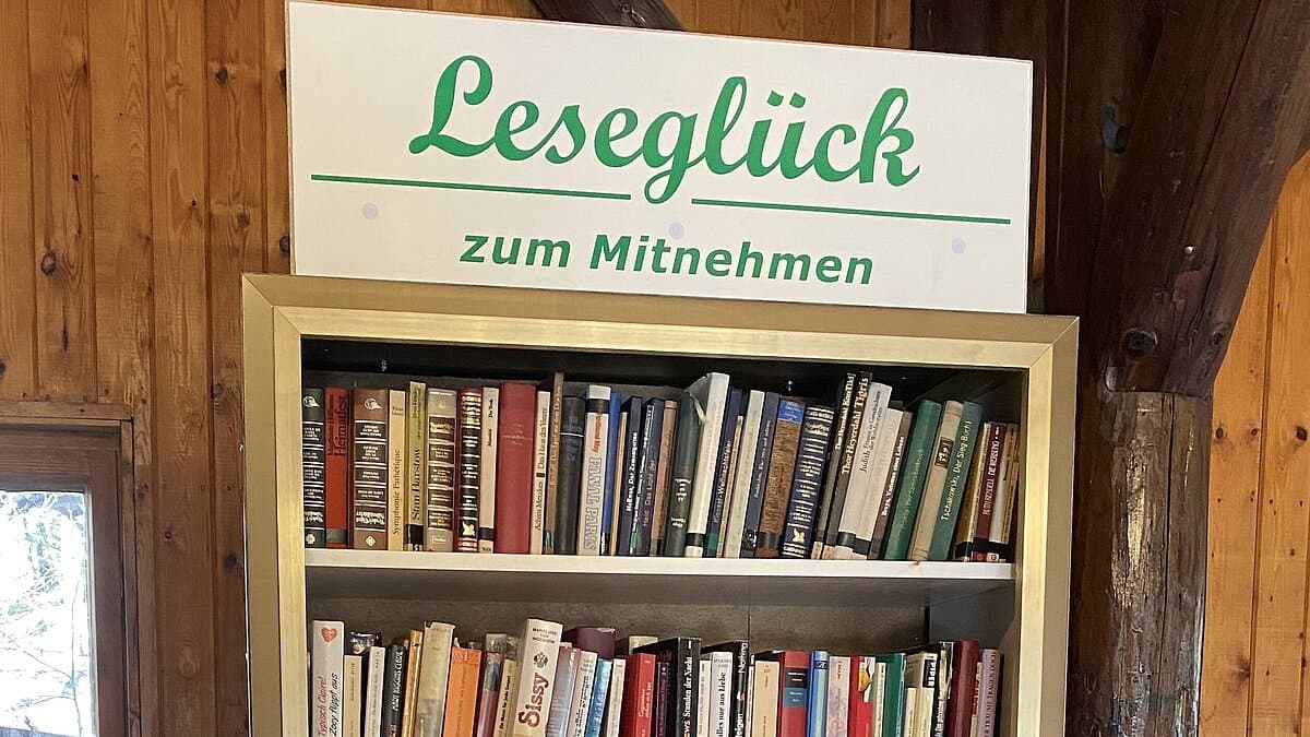 ein gefüllter Bücherschrank lädt zum kostenlosen Lesen und Verweilen ein. © Stadtverwaltung Gera