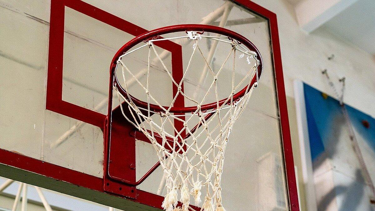 Ein Basketballkorb in einer Sporthalle