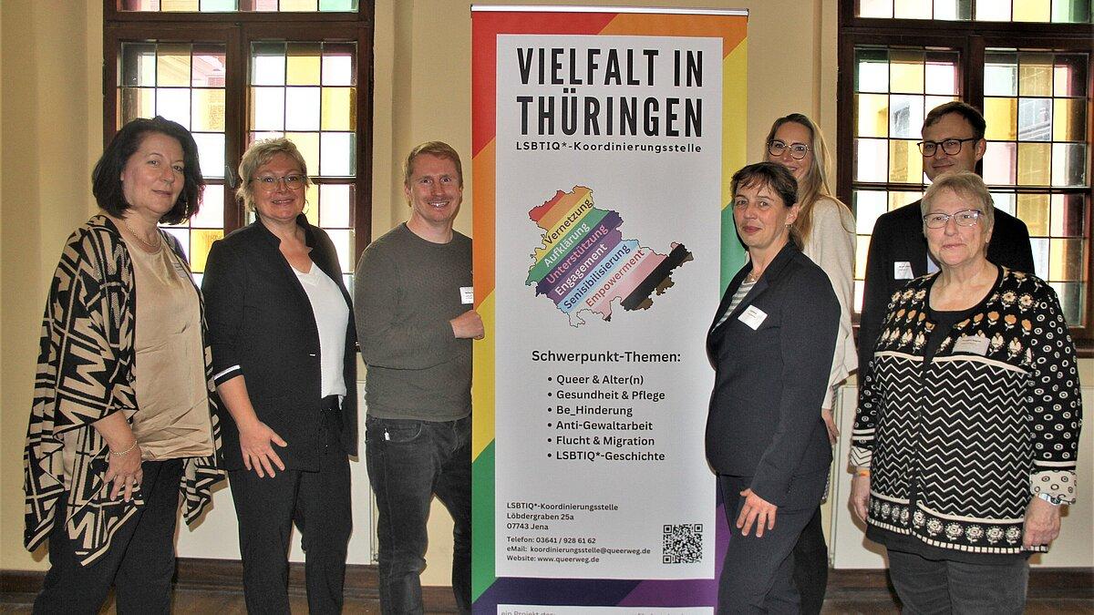 (v.l.n.r.) Ingelore Seifert (Referentin Thüringer Staatskanzlei und Stabsstelle Bürger*innenanliegen, Landesservicestelle Bürger*innenbeteiligung, Antidiskriminieurngsstelle) , Catrin Heinrich (Gleichstellungsbeauftragte der Stadt Gera), Michael Härteis (Referent), Anja Salberg (Sachbearbeiterin der Thüringer Staatskanzlei und Stabsstelle Bürger*innenanliegen, Landesservicestelle Bürger*innenbeteiligung, Antidiskriminieurngsstelle) Sandra Wanzar (Sozialdezernentin der Stadt Gera), Matthias Gothe (Referent), Reingard Wagner (Referentin). © Stadt Gera / Claudia Steinhäußer