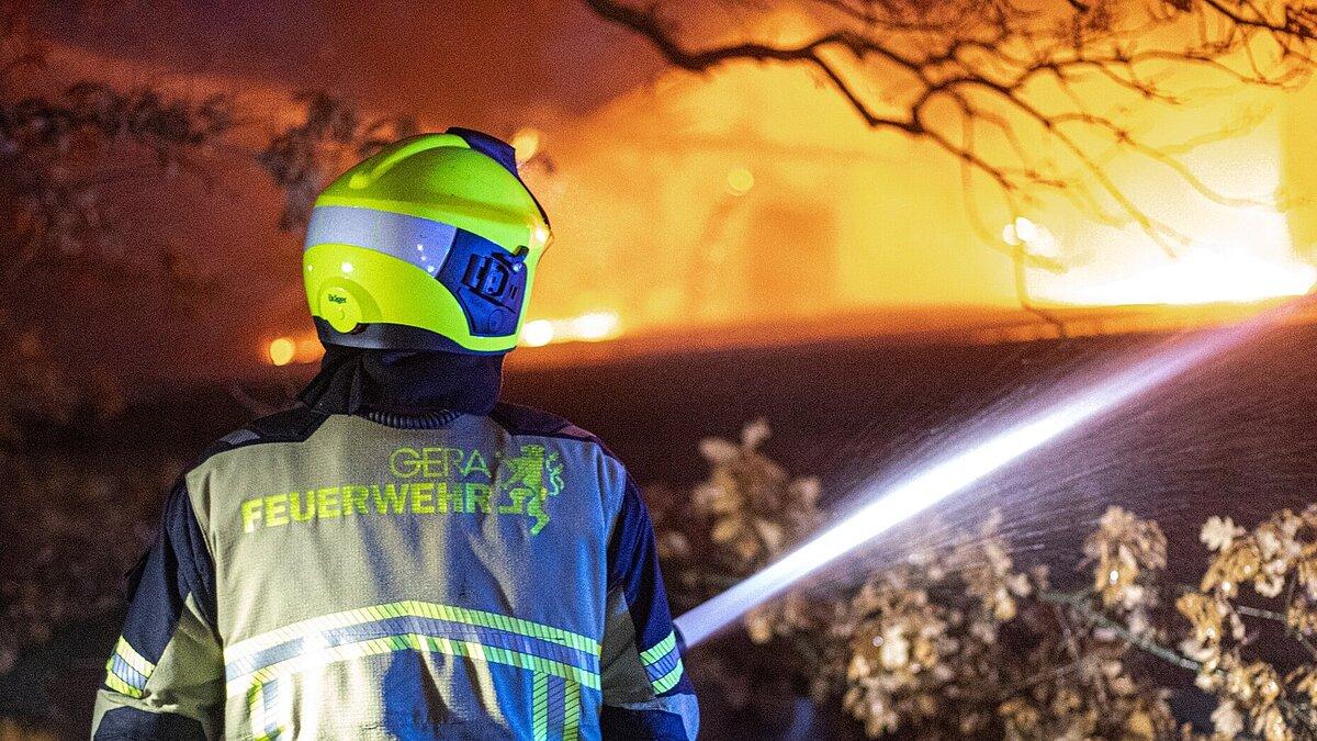 Feuerwehrmann löscht ein Feuer